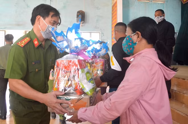 Thừa uỷ quyền của Báo CAND và nhà tài trợ, đại diện lãnh đạo Công an tỉnh Gia Lai trao quà cho người dân