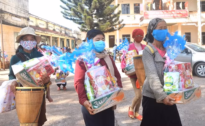 Những phần quà ý nghĩa được trao đến tận tay người dân