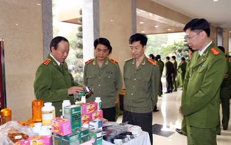 Thứ trưởng Lê Quý Vương cùng các đại biểu tham quan nơi trưng bày tang vật các vụ án được CATP Hà Nội khám phá trong đợt cao điểm tấn công tấn áp tội phạm vừa qua.