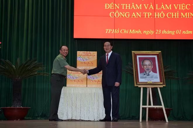 Chủ tịch nước Trần Đại Quang tặng quà Tết cho CBCS CATP.