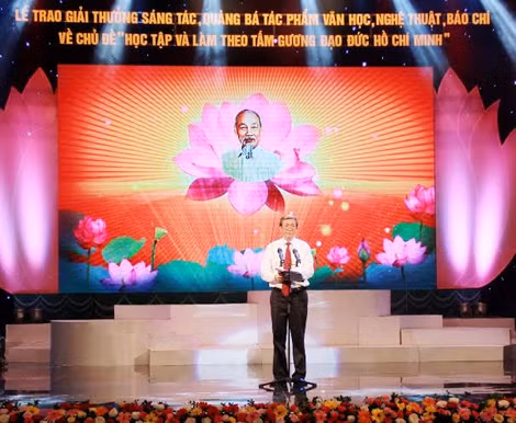 Đồng chí Đinh Thế Huynh, Ủy viên Bộ Chính trị, Bí thư Trung ương Đảng, Trưởng Ban Tuyên giáo Trung ương phát biểu tại buổi lễ. Đồng chí Đinh Thế Huynh, Ủy viên Bộ Chính trị, Bí thư Trung ương Đảng, Trưởng Ban Tuyên giáo Trung ương phát biểu tại buổi lễ.