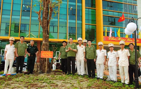 Đại tướng Trần Đại Quang, Ủy viên Bộ Chính trị, Bộ trưởng Bộ Công an cùng các đại biểu trồng cây lưu niệm tại trụ sở của Công an Đắk Lắk.