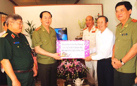 Đại tướng Trần Đại Quang, Ủy viên Bộ Chính trị, Bộ trưởng Bộ Công an đến chúc Tết, tặng quà gia đình ông Trần Cao Giảng.