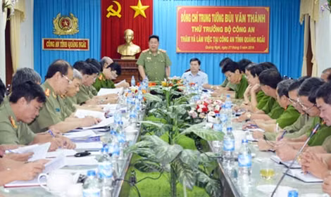 Thứ trưởng Bùi Văn Thành phát biểu chỉ đạo tại buổi làm việc với Công an tỉnh Quảng Ngãi và Cảnh sát PCCC Quảng Ngãi.
