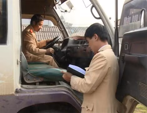 CSGT huyện Phú Lương kiểm tra an toàn kỹ thuật của xe đưa đón học sinh.