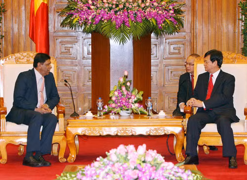 Thủ tướng Nguyễn Tấn Dũng tiếp Đại sứ Sri Lanka Kalahe Gamage Ivan Amarasinghe đến chào từ biệt nhân kết thúc nhiệm kỳ công tác tại Việt Nam. Ảnh: TTXVN