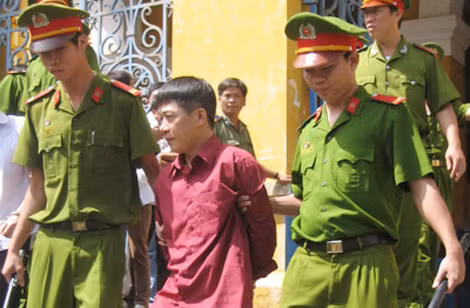 Áp giải Vũ Văn Luân.