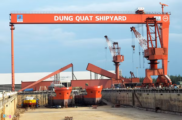 Nhà máy đóng tầu Dung Quất.