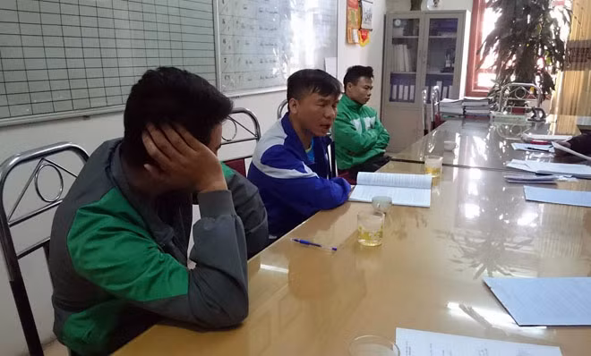 Những trường hợp bị xử lý do vi phạm quy định về vệ sinh nơi công cộng tại Công an quận Hoàng Mai.