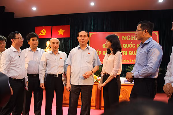 Chủ tịch nước Trần Đại Quang trao đổi với đại diện các cơ quan, đơn vị của thành phố về việc giải quyết kiến nghị của cử tri.
