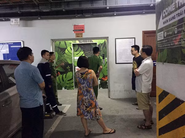 Công an quận Thanh Xuân xuống hiện trường tđiều tra làm rõ nguyên nhân.
