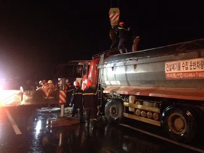 Lực lượng Cảnh sát PCCC phối hợp đơn vị chức năng tiến hành giải cứu nạn nhân