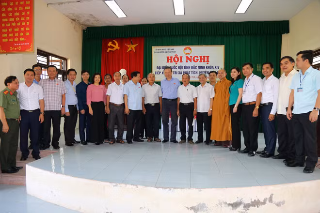 Bộ trưởng Tô Lâm với các cử tri tại buổi tiếp xúc.