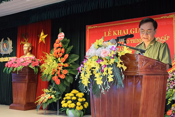 Lãnh đạo Học viện Chính trị CAND phát biểu tại Lễ khai giảng Khóa 1-lớp đào tạo trình độ Cao cấp lý luận chính trị.