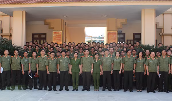 Thiếu tướng, GS.TS Trương Giang Long, Phó Tổng cục trưởng Tổng cục Chính trị CAND chụp ảnh lưu niệm với các học viên lớp đào tạo trình độ Cao cấp lý luận chính trị.