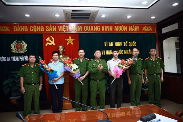 Đại tá Nguyễn Văn Coỏng khen thưởng các đơn vị.