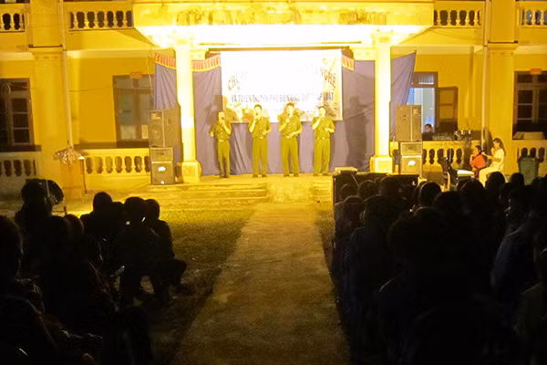 Giao lưu văn nghệ và tuyên truyền pháp luật tại xã An Thắng.