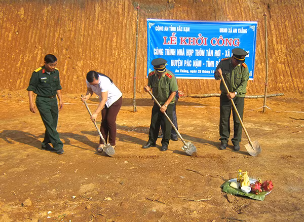 Khởi công xây dựng nhà họp thôn Tân Hợi.