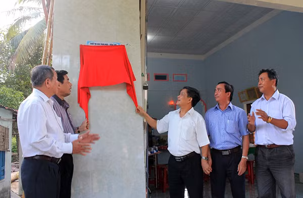 Đại diện các đơn vị trực thuộc Khối thi đua Tham mưu - Tổng hợp tỉnh Bình Định và chính quyền địa phương khánh thành nhà tình nghĩa của Mẹ Việt Nam anh hùng Nguyễn Thị Kỹ.