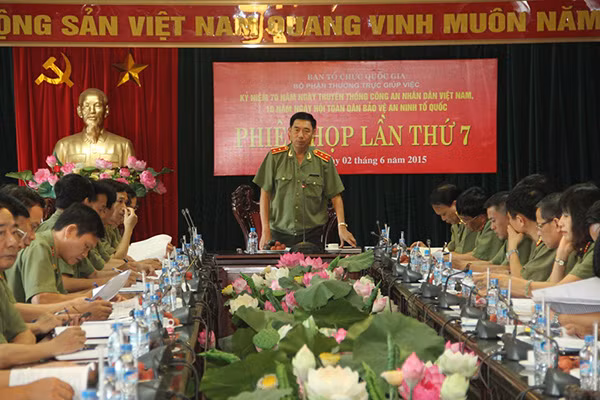 Trung tướng Lê Văn Đệ chủ trì Phiên họp.