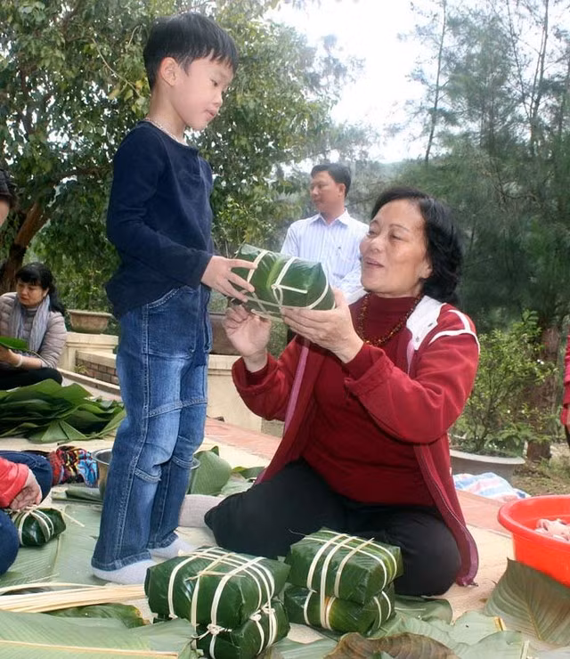 Cũng như năm đầu tiên, cứ đến ngày 26 Tết là các con, cháu của Người cùng tập trung về đây thăm, sửa soạn bàn thờ để Người được đón một cái Tết thật ấm cúng.