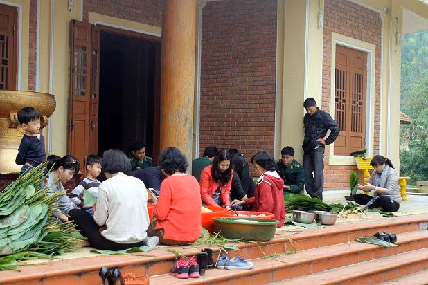 Ngày 14/2 (tức ngày 26 Tết), hai con gái của Đại tướng Võ Nguyên Giáp là bà Võ Hòa Bình, Võ Hạnh Phúc và cháu chắt đã có mặt tại Vũng Chùa – Đảo Yến (Quảng Bình) để cùng sửa soạn bàn thờ cho Người dịp Tết cổ truyền của dân tộc.