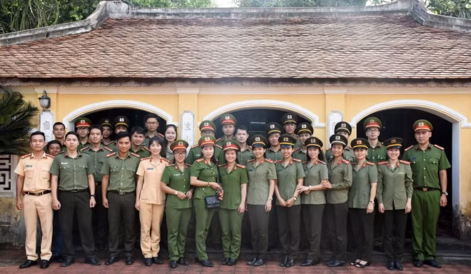 Tuổi trẻ Công an Quảng Nam và Thừa Thiên Huế tại Nhà lưu niệm Cụ Huỳnh Thúc Kháng.