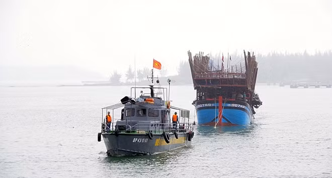 Tàu của Hải đội 2 tiến hành lai dắt tàu câu mực gặp nạn vào bờ.