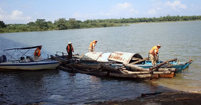 Gỗ lậu được trục vớt, đưa về vị trí an toàn.