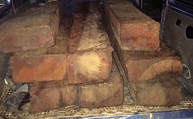 8 phách gỗ được giấu trên xe ôtô được vận chuyển theo hướng về Đà Nẵng tiêu thụ.
