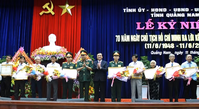 Nhiều tập thể, cá nhân tiên tiến trong phong trào thi đua yêu nước được khen thưởng.