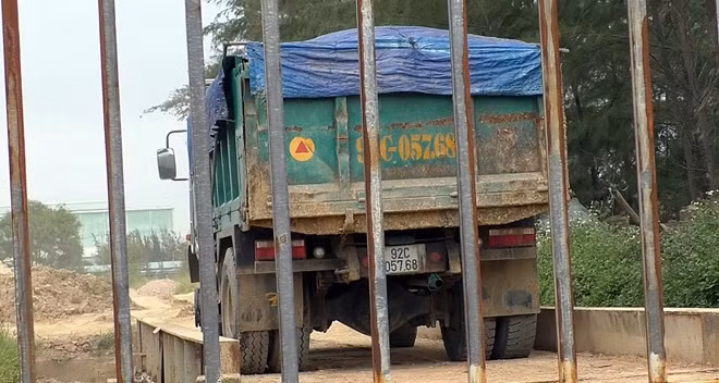 Một chiếc xe khác cũng của nhà xe Lê Trần đang chờ đến lượt tập kết đất tại công ty gạch ceramics.
