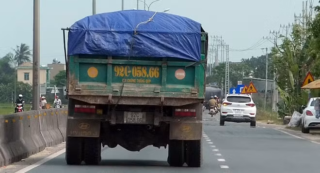 Sau khi "no đất" chiếc xe tải BKS 92C-058.66 di chuyển ra QL1A hướng thẳng vào huyện Núi Thành.