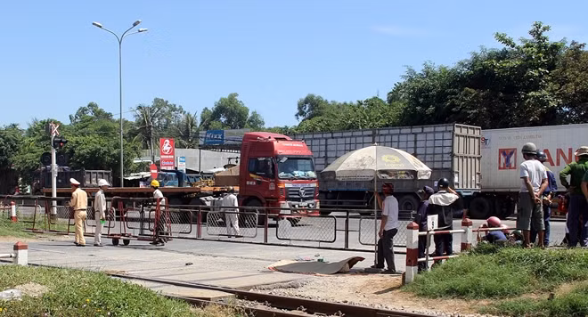 Lực lượng Công an huyện Núi Thành nhanh chóng có mặt tại hiện trường vụ tai nạn.