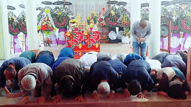 Những người Hàn Quốc là thành viên Quỹ Hòa bình Hàn - Việt cúi đầu xin lỗi thân nhân các nạn nhân vụ thảm sát Hà My.