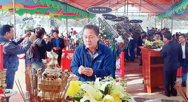 Thành viên đoàn Quỹ Hòa bình Hàn - Việt dâng hương tưởng niệm các nạn nhân trong vụ thảm sát Hà My.
