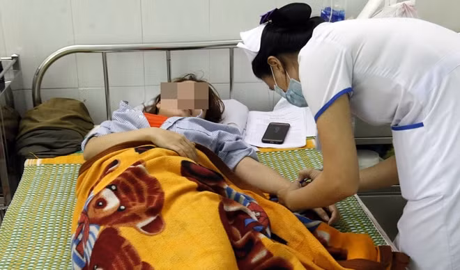 Sau khi bị hành hung, cô M. phải nhập viện điều trị.