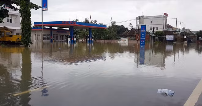 Một cây xăng ngập chìm trong nước lũ.