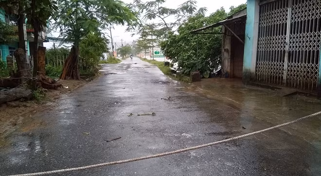 Tuyến đường DH2 nối xã Hòa Nhơn và Hòa Sơn, huyện Hòa Vang bị ngập sâu, các phương tiện không thể đi lại.
