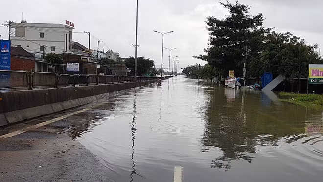 Nhiều đoạn QL1A đoạn qua tỉnh Quảng Nam bị nước lũ chia cắt.