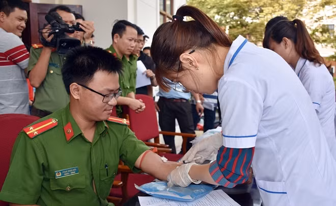 Cán bộ chiến sĩ Công an tỉnh Quảng Nam hăng hái tham gia hiến máu tình nguyện.