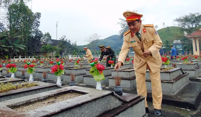 Đại diện Công an Quảng Nam và TP Đà Nẵng thắp nhang tri ân anh hùng liệt sĩ.