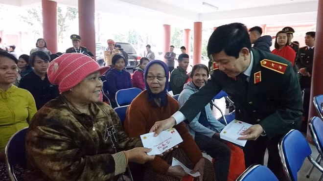 Thứ trưởng Nguyễn Văn Sơn tặng quà người dân vùng sạt lở huyện Bắc Trà My.