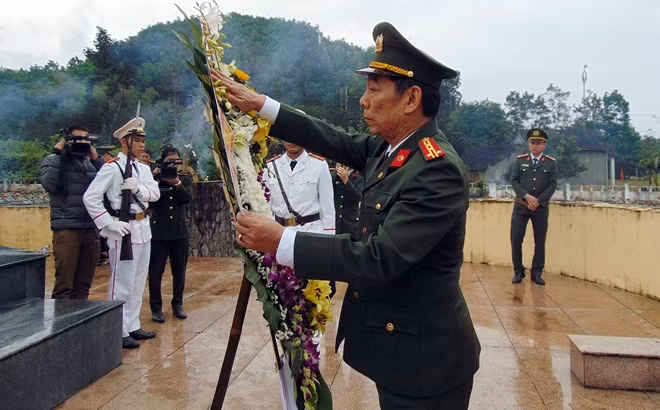 Đại tá Nguyễn Viết Lợi dâng hoa viếng anh hùng liệt sĩ tại Nghĩa trang liệt sĩ huyện Bắc Trà My.
