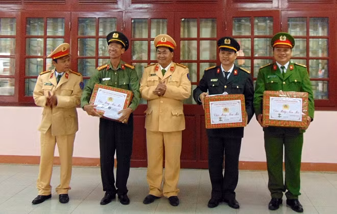 Đại diện lãnh đạo Phòng CSGT Công an TP Đà Nẵng tặng quà cho các đơn vị.