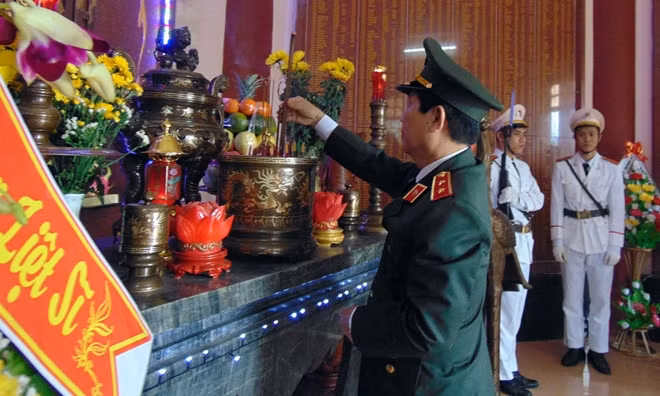 Thứ trưởng Nguyễn Văn Sơn dâng hương viếng anh hùng liệt sĩ An ninh khu V.