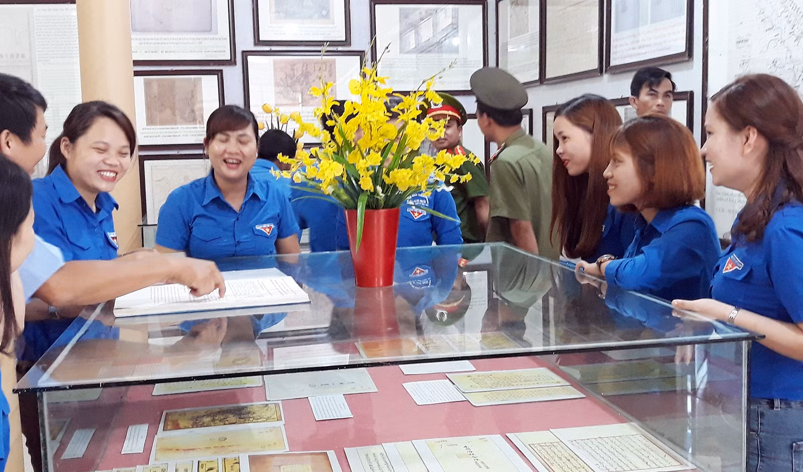 Triển lãm “Hoàng Sa - Trường Sa là của Việt Nam” đến với người dân miền núi