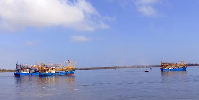 Tàu vỏ thép của ngư dân Núi Thành thẳng tiến vùng biển Hoàng Sa, Trường Sa, mở đầu mùa đánh bắt hải sản trong năm mới Mậu Tuất 2018.