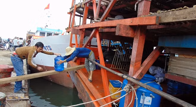 Tập kết nhu yếu phẩm, nước uống lên tàu chuyển bị cho một chuyến vươn khơi xa đầu năm Mậu Tuất 2018.