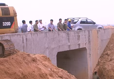 Cán bộ Phòng PA88 kiểm tra, nắm tình hình dự án đường cao tốc Nội Bài - Lào Cai khi đang thi công.